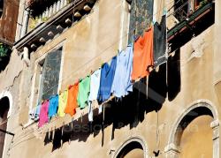 Biancheria ad asciugare al sole. The way Venetians dry their clothes