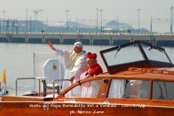 Visita del Papa Benedetto XVI a Venezia. Benedizione dei vogatori presso il Capitello in Canale di San Secondo, in direzione Parco San Giuliano per la S. Messa