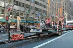 Una gondola sfila alla parata del Columbus Day dopo aver disceso il fiume Hudson da Albany a NYC