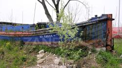 Relitto del barcone Johnson abbandonato nell'area del Polo Nautico San Giuliano - 2004